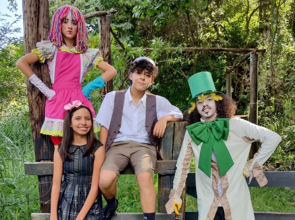 imagem dos personagens do Seriado Aventuras da Emília & Visconde no Sítio tem pré-estreia marcada; foto do elenco