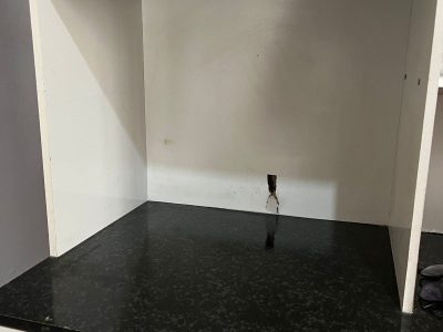local onde ficava o micro-ondas da família, alojado em um armário na cozinha