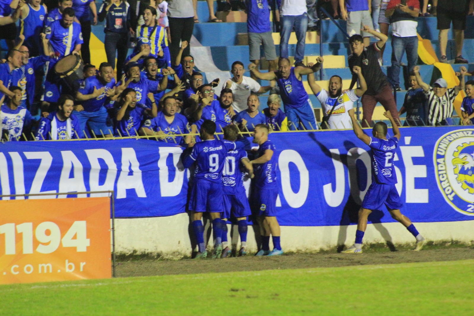 jogadores do são josé comemorando junto com a torcida no martins pereira