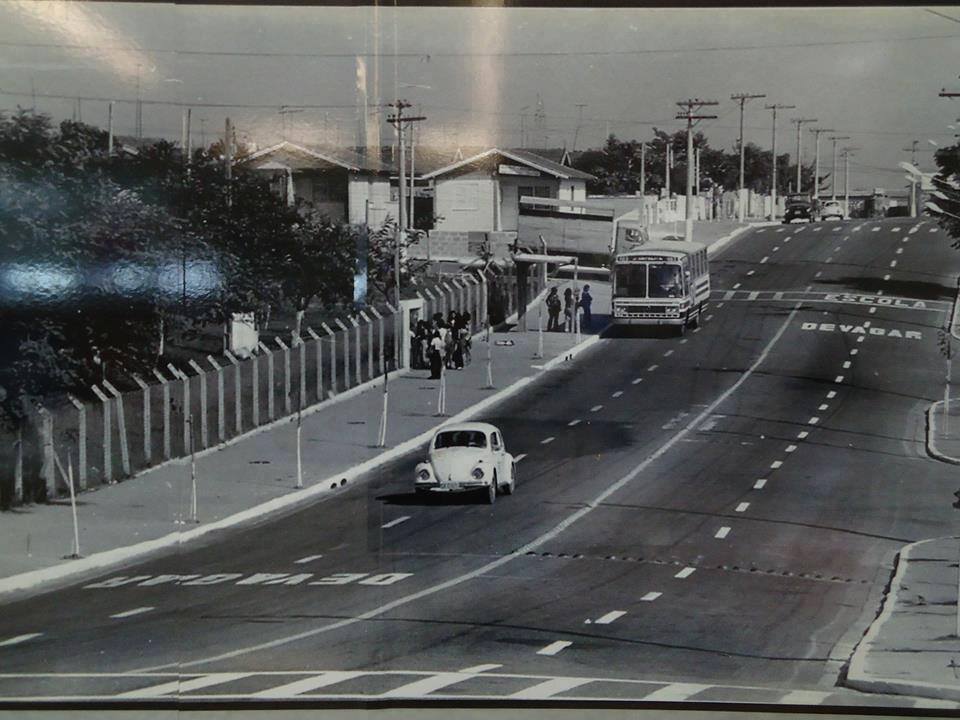 Imagem da Avenida Cassiopéia em 1978, uma dsa primeiras avenidas a serem asfaltadas no Jardim Satélite