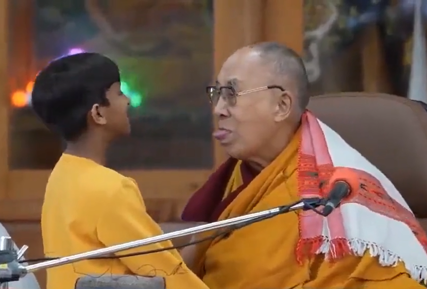 Foto mostra Dalai Lama com a língua de fora, após polêmica do vídeo que viralizou com ele beijando criança na boca.