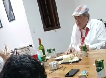 Print do vídeo que mostra Datena e Boulos conversando, enquanto o apresentador sugere uma chapa para a Prefeitura de São Paulo, para "peitar" Lula; na foto ele usa camisa branca, gravata vermelha e boina.
