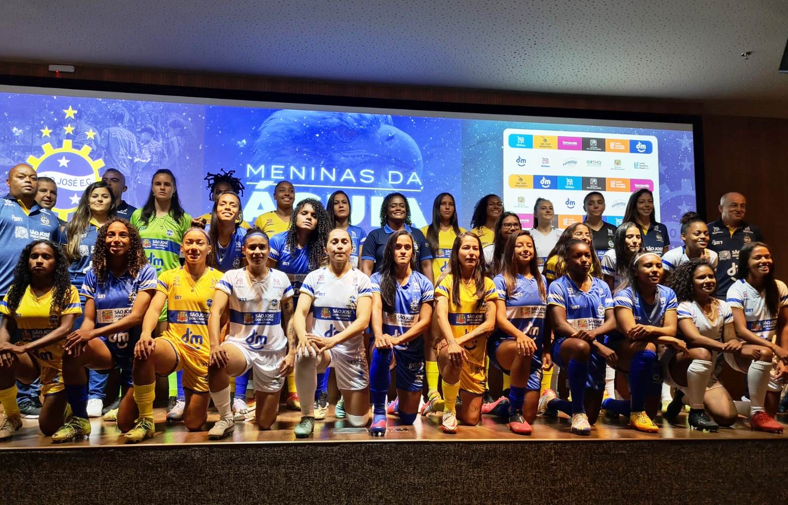 elenco do são josé feminino em apresentação com os novos uniformes para a temporada 2023