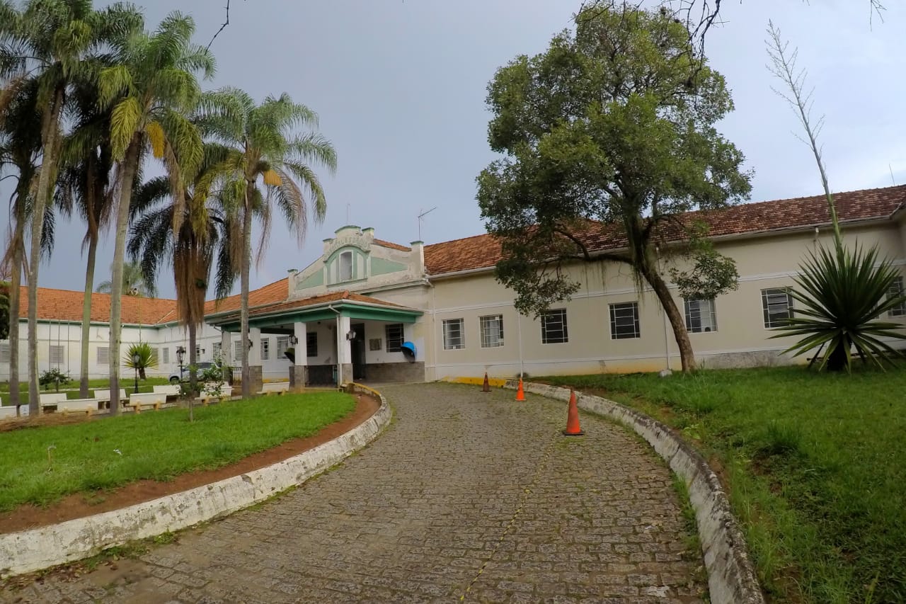Fachada do Hospital Fusam, em Caçapava, com céu azul, jardins, árvores e o prédio ao fundo; foto ilustra matéria sobre abertura do processo seletivo para o Programa Jovem Aprendiz (Emprego em Caçapava).