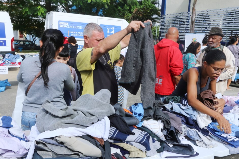 população conferindo roupas em loja solidária em são josé dos campos.