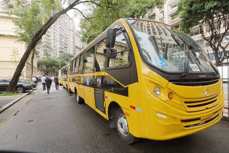 Foto ilustra matéria sobre entrega de ônibus escolares no estado de São Paulo; na imagem há um veículo amarelo com detalhes em preto estacionado.