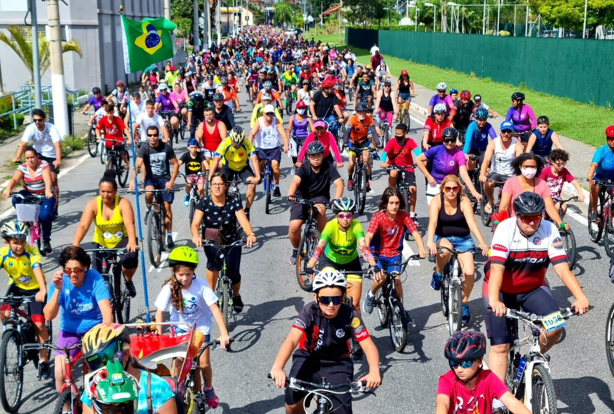 moradores de jacareí em tradicional passeio ciclístico que celebra o aniversário da cidade