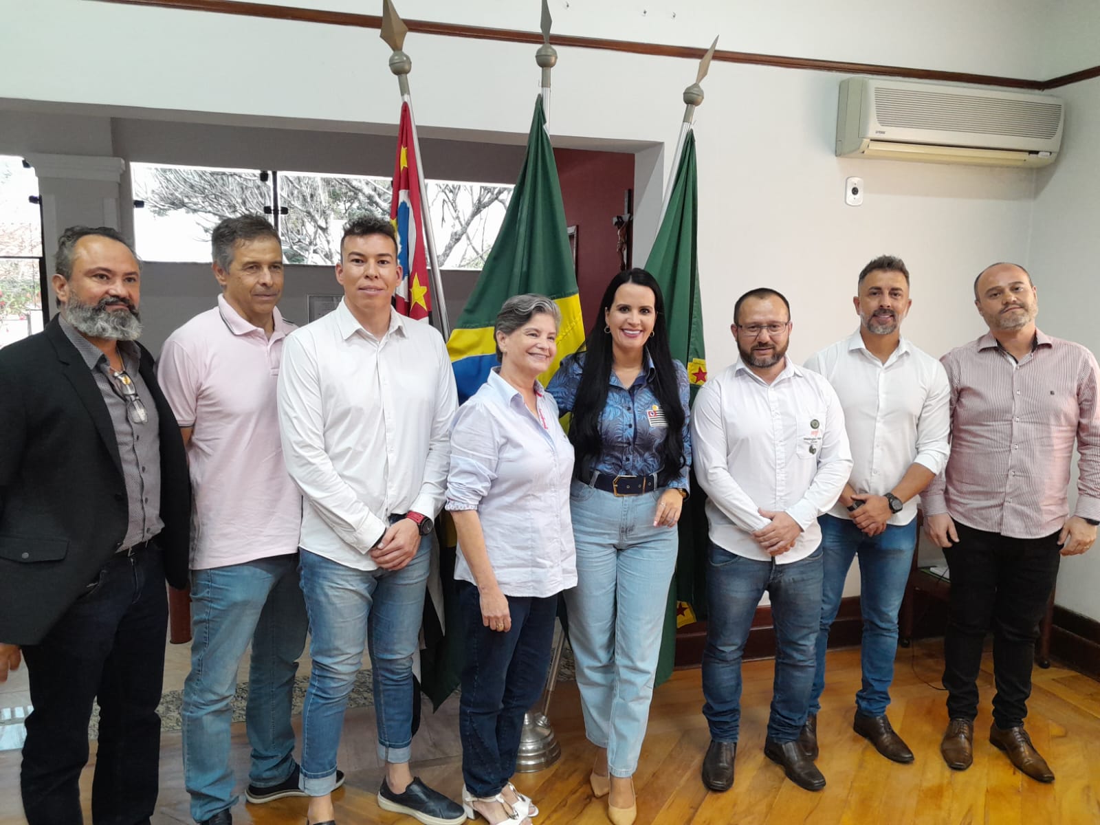 Letícia Aguiar, autora do projeto Infância Protegida, ao lado da prefeita Pétala Lacerda, do vereador Wellington Felipe, Rodrigo Meirelles e outras autoridades; foto ilustra matéria sobre o projeto que proíbe a sexualização de crianças em Caçapava.