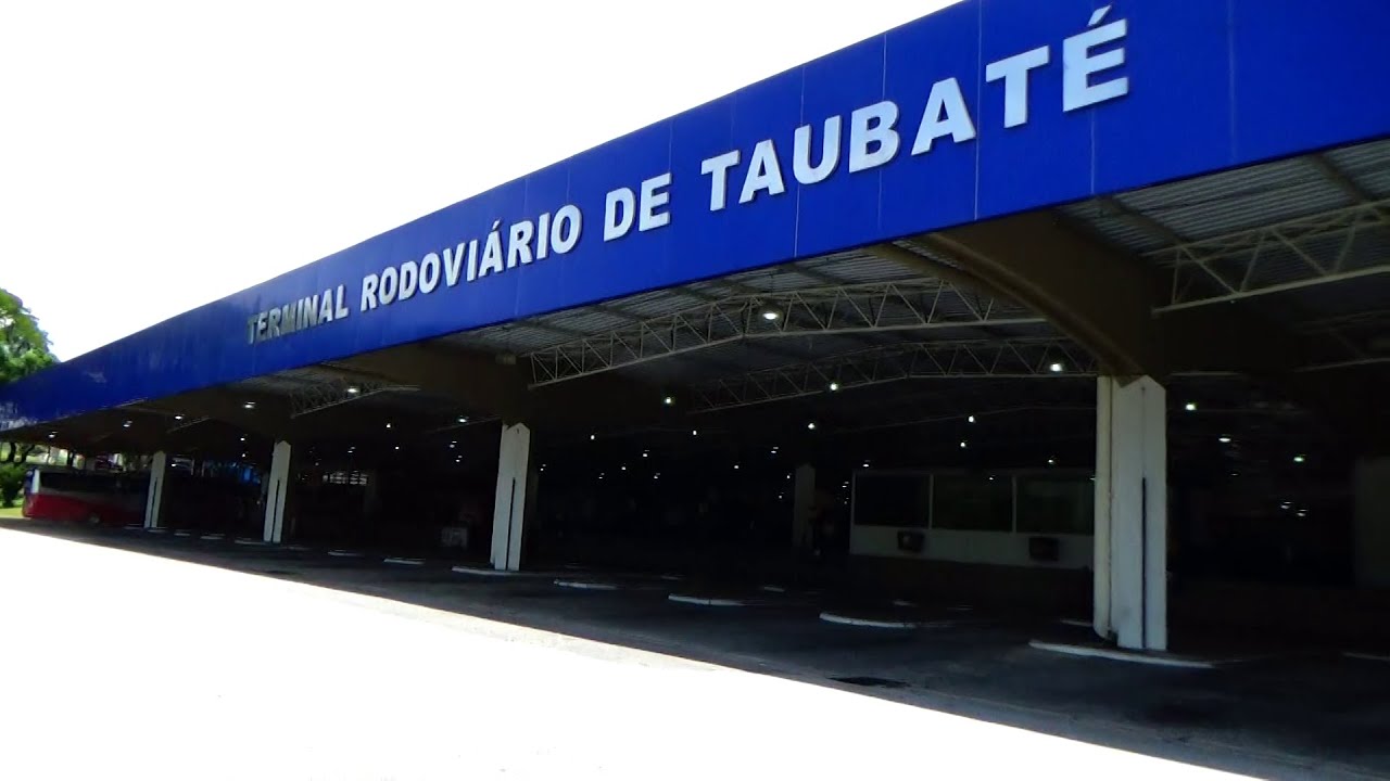 Fachada do Terminal Rodoviário de Taubaté, a Rodoviária Nova, com placa azul e letras brancas; foto ilustra matéria sobre a medida que vai concentrar os programas de empregos da cidade em um único local.