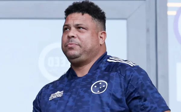 Ronaldo com camiseta do Cruzeiro, clube comprado por ele. Ronaldo retira homem do porta-malas e gera intriga na internet