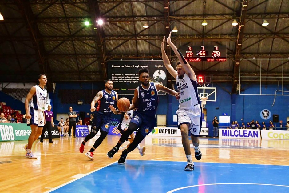 jogador do são josé basketball em partida contra o rio claro