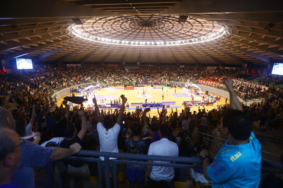 vista da arquibancada para a quadra do complexo do teatrão em jogo do são josé basket pelo nbb.