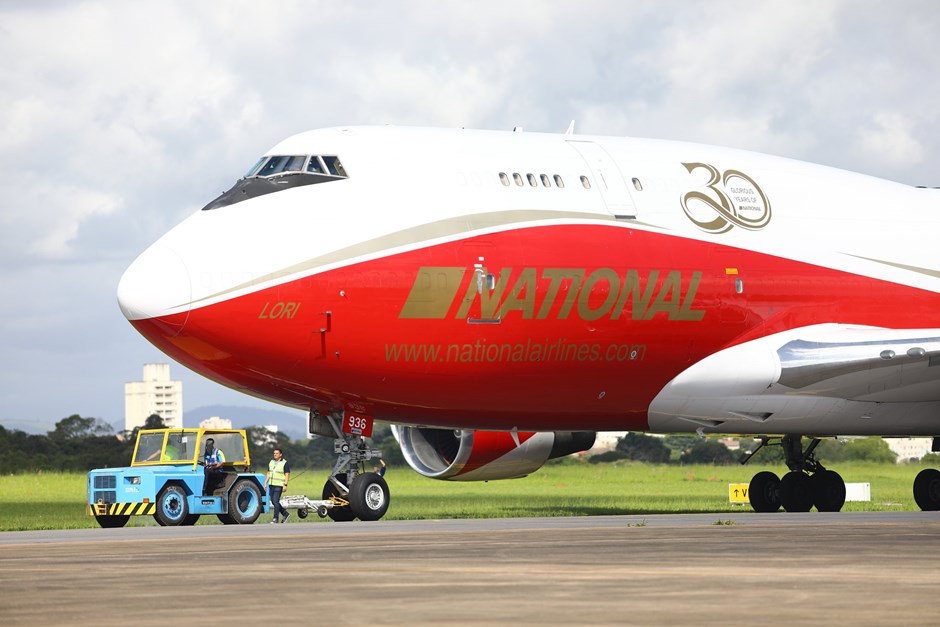 boeing taxiando no aeroporto de são josé dos campos