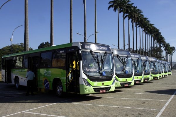ônibus verdes da prefeitura de são josé enfileirados