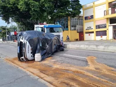 img-responsive Viatura da PM capotou após bater em ônibus do transporte coletivo