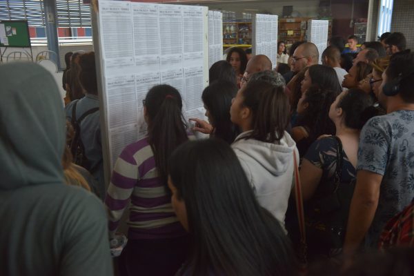 alunos conferindo salas e detalhes do vestibulinho cephas em local de prova.