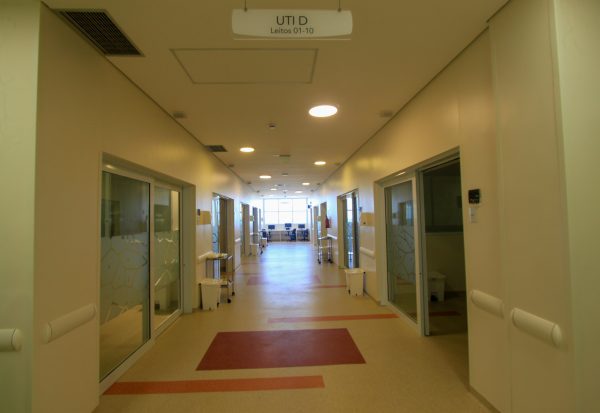 corredor do hospital regional do litoral norte em caraguatatuba (caraguá), que abriu vagas para nove cargos diferentes
