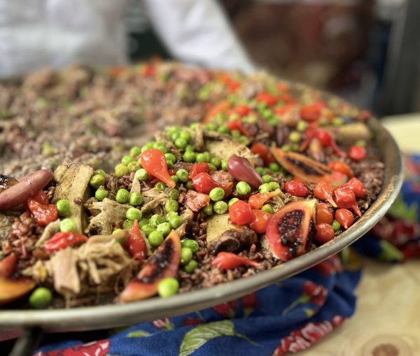 Arroz de Porco, uma das opções do restaurante Dona Chica, em São José dos Campos, em cima de uma mesa de madeira; foto ilustra matéria sobre dicas de restaurantes que fazem sucesso preparando carne de porco no Vale.