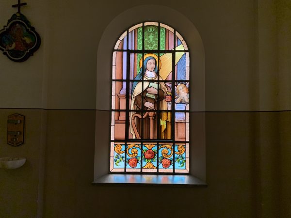 Santa Teresinha do Menino Jesus em um vitral dentro da Capela Sagrado Coração de Jesus, em SJC.