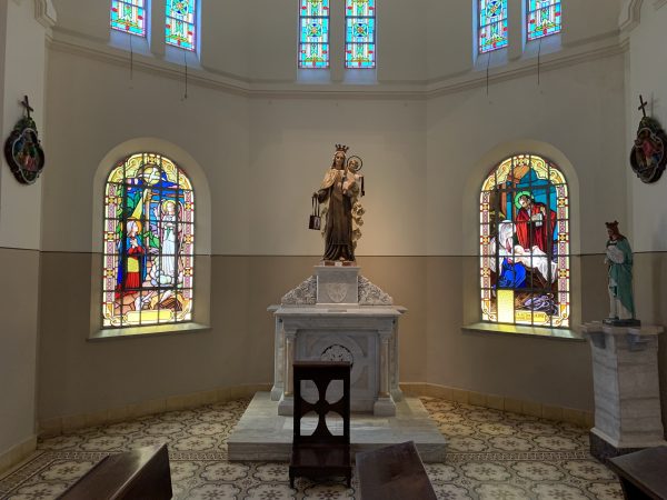 Imagens em vidro dentro da Capela Sagrado Coração Jesus, no Parque Vicentina Aranha, em SJC, que faz parte da Paróquia Sagrada Família; foto tem tons em marrom, branco e bege.