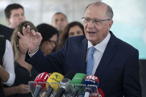 Alckmin durante coletiva de imprensa após anunciar medidas para reduzir o preço dos carros populares.