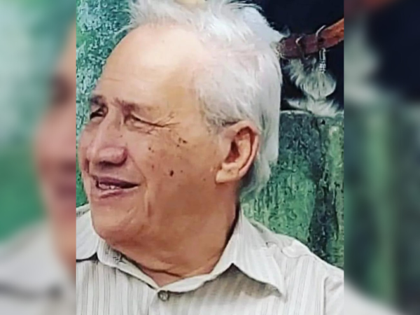 Otávio Assis Fonseca Filho, compositor do hino do São José EC, clube de São José dos Campos; na foto ele está olhando para o lado esquerdo, sorrindo e vestindo uma camisa.