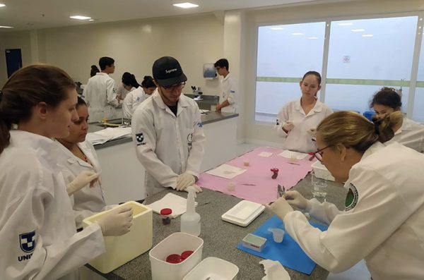 Alunos de medicina da Unitau (Universidade de Taubaté), durante uma aula no laboratório; foto ilustra matéria sobre pesquisa sobre os riscos de contaminação por parasitas em areia.