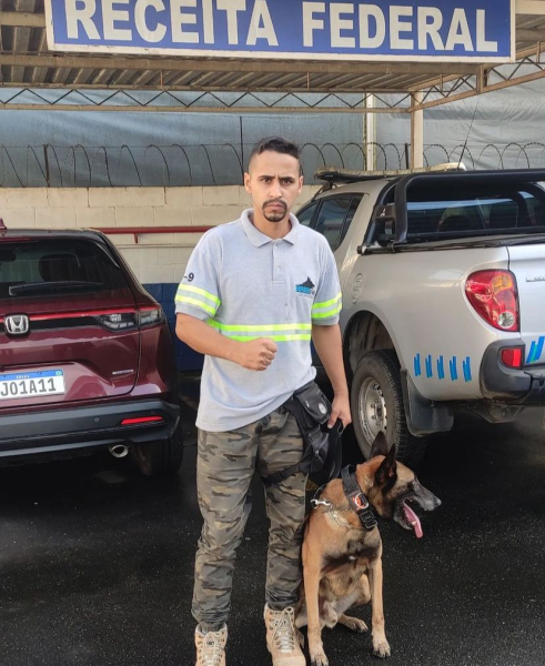 Profissional Lucas Silva com cão adestrado. (Foto: Imagem de divulgação do Instagram)