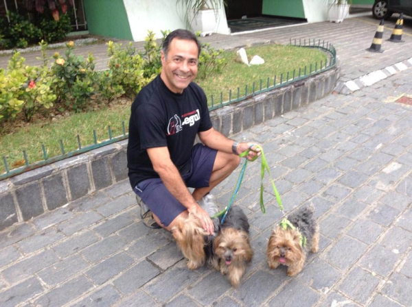 Adestrador de cães com dois cachorros na coleira