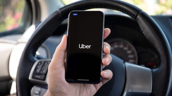 Aplicativo Uber aberto em um smartphone dentro de um carro