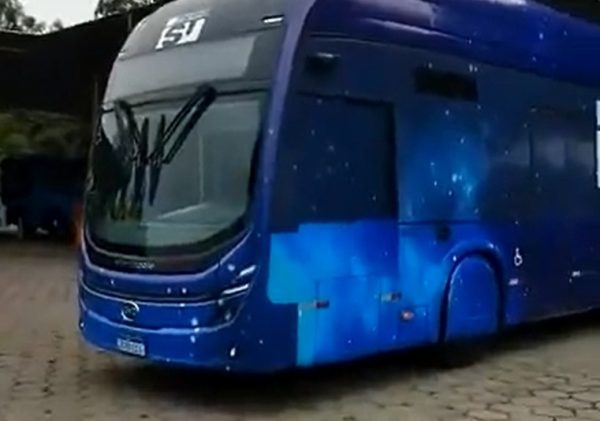 frente de ônibus envelopado com temática espacial em são josé para promover ssp23