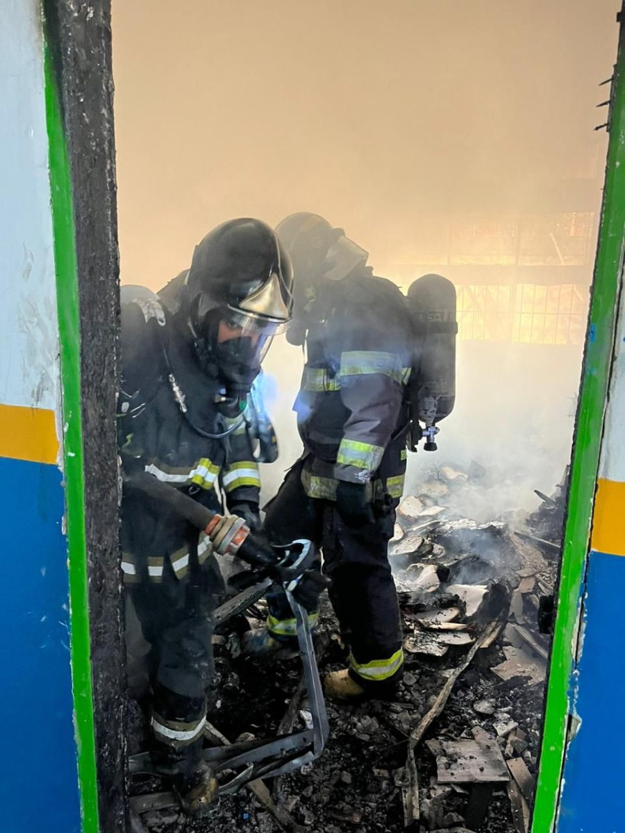 Bombeiros dentro do almoxarifado da escola Tito Máximo