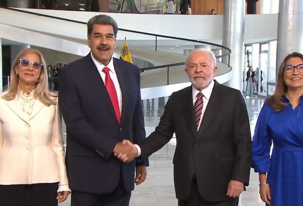 da esquerda para a direita, primeira-dama da venezuela, cilia flores, o presidente da venezuela, nicolás maduro apertando as mãos do presidente do brasil, luiz inácio lula da silva, e em seguida a primeira-dama brasileira, janja lula da silva, em encontro no palácio do planalto