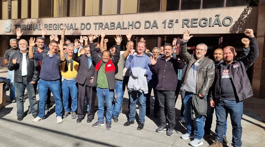 Trabalhadores da GM (General Motors) em frente ao Tribunal