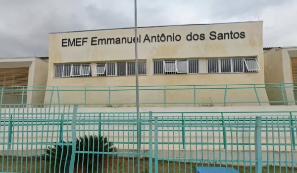 Fachada da EMEF Emmanuel Antônio dos Santos, em São José dos Campos, no bairro Frei Galvão; foto ilustra matéria sobre suspeitos de ataque à GCM.