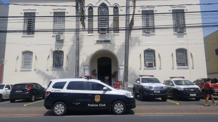 Homem preso foi conduzido pela Polícia Militar junto com a vítima e testemunhas ,à delegacia Seccional de Jacareí