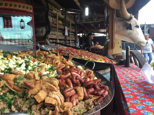 torresmo, linguiça artesanal e outras comidas típicas em feira de gastronomia em são josé dos campos.