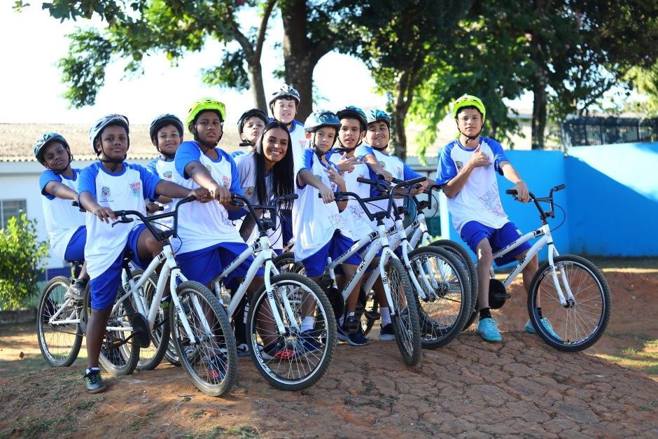 crianças praticando esportes, em especial bmx, na rede municipal de são josé