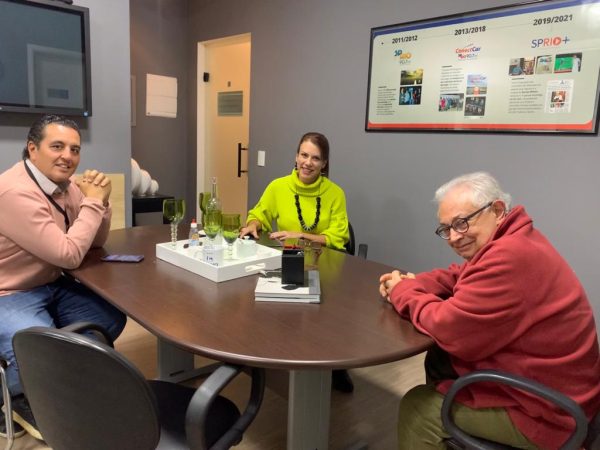 O diretor geral Mauricio Guisard, o diretor de jornalismo José Guilherme Ferreira e a nova colunista Tati Iaconelli, da Ofício das Palavras, durante reunião no Portal SP RIO+. Foto: Matheus Andrade.