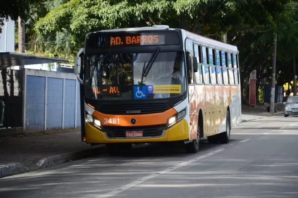 Ônibus laranja em São José dos Campos, andando nas ruas; foto ilustra matéria sobre edital dos ônibus elétricos.