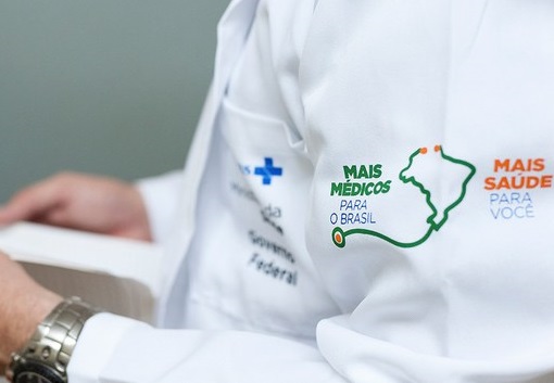 Jaleco branco de um médico integrante do Programa Mais Médicos, do Governo Federal, que contemplará vagas no estado de São Paulo.