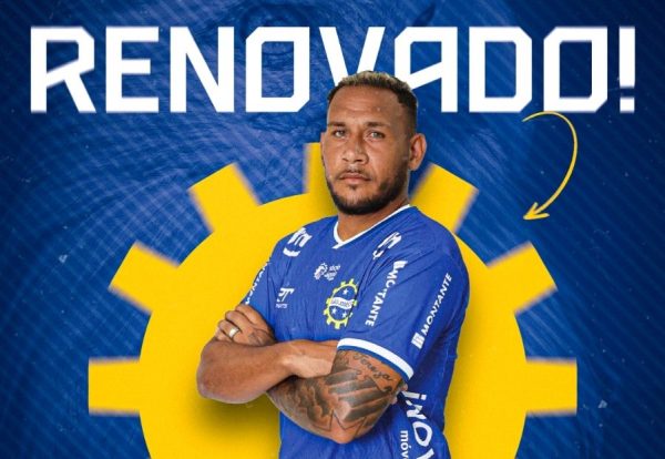 arte de divulgação da renovação de rafael tanque. atacante aparece de braços cruzados e olhando para a câmera em montagem com escudo do são josé desfocado atrás em fundo azul e a inscrição "renovado!"