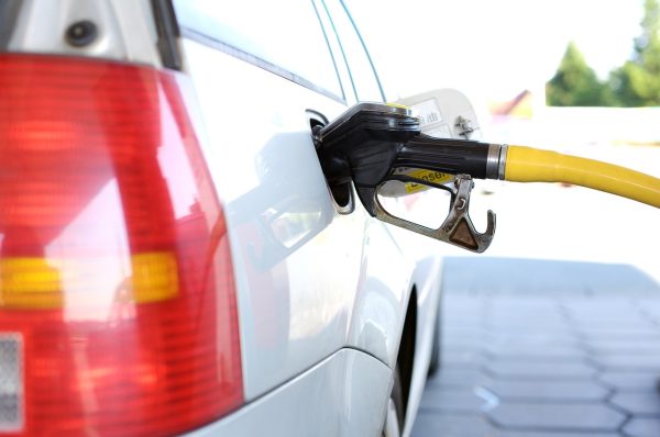 Carro abastecendo em posto de combustível