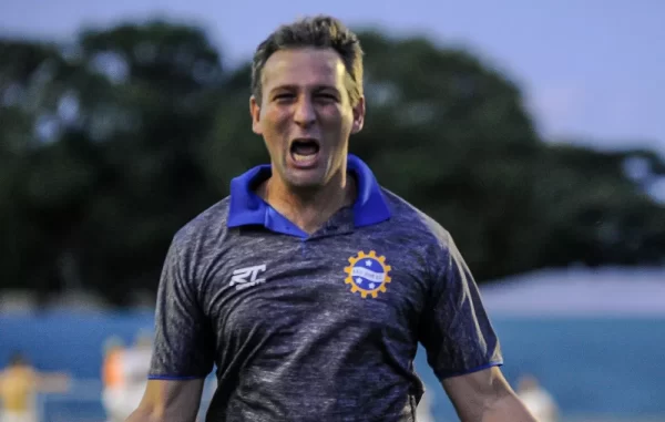 técnico ricardo costa, que recebeu o título de cidadão joseense, comemorando em partida do são josé
