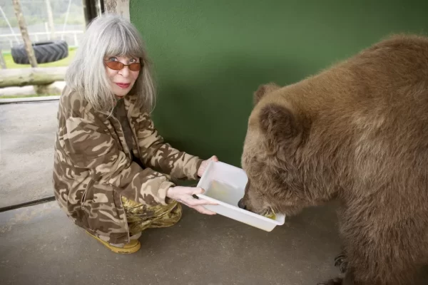 rita lee agaixada alimentando a ursa rowena