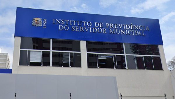 Fachada do Instituto de Previdência do Servidor Municipal de São José dos Campos, com uma placa azul e árvores ao redor; foto ilustra matéria sobre o prefeito Anderson Farias e a criação de novos cargos.