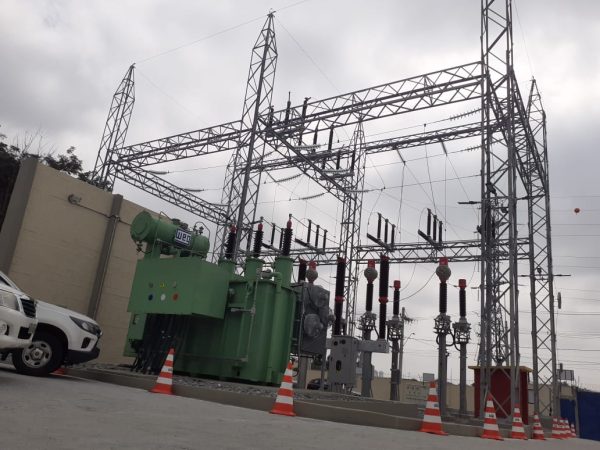 Nova subestação de energia de Jacareí, inaugurada pela EDP. intitulada Santa Paula; foto mostra céu entre nuvens e equipamentos eletrônicos em baixo.