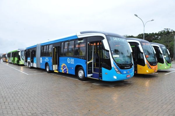 ônibus do transporte público de são josé dos cmapos estacionados