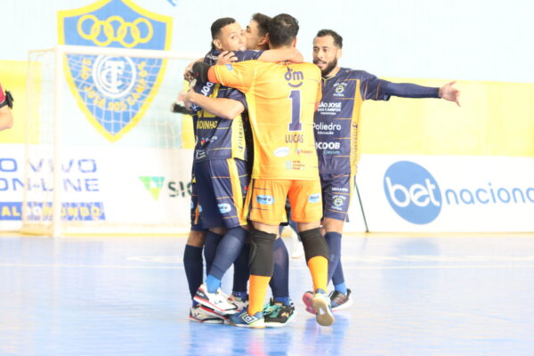 Jogadores do São José Futsal se abraçando após marcarem gol em partida contra o Taubaté