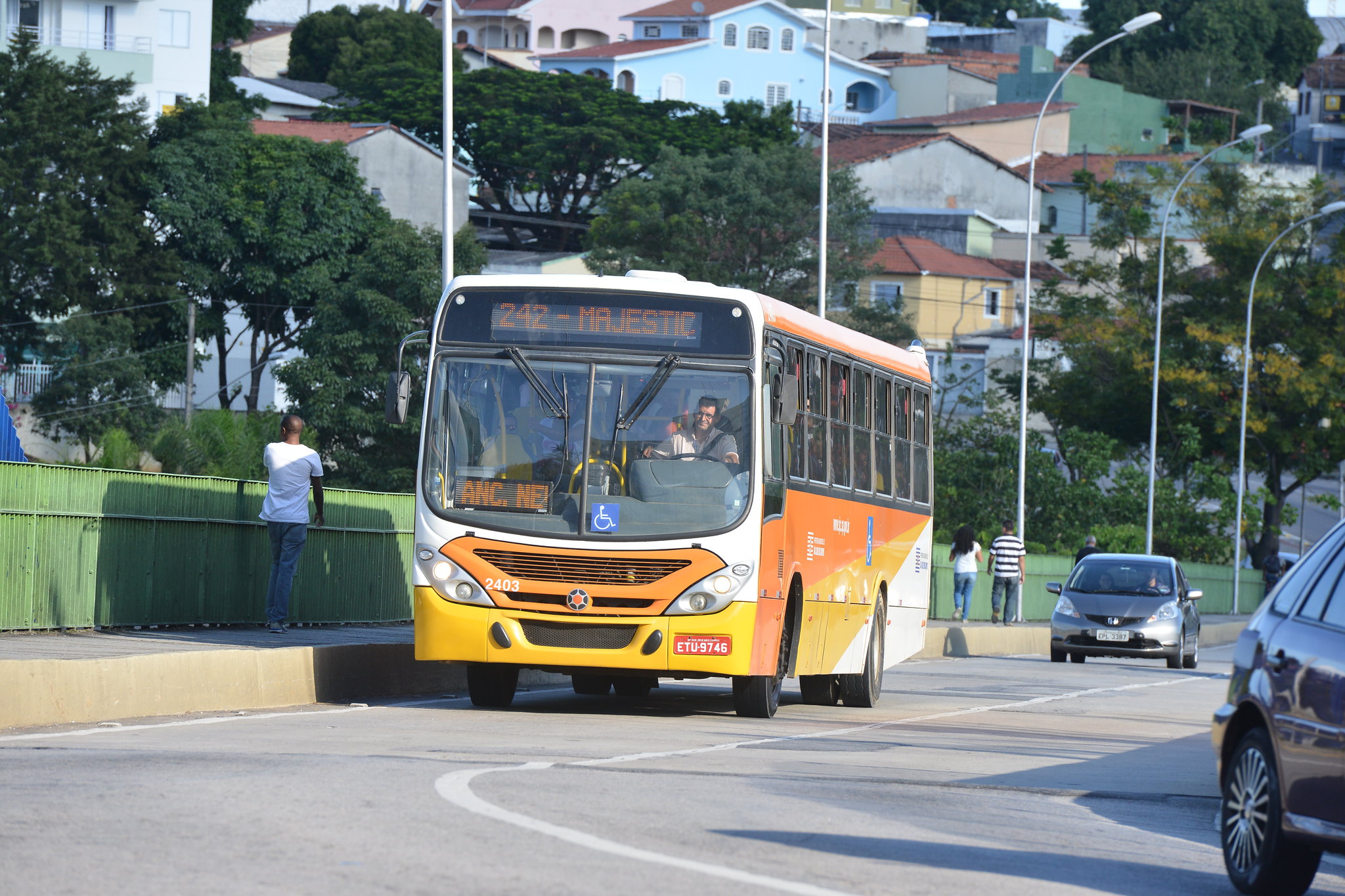 ônibus laranja passando por viaduto em São José dos Campos. Horário será diferente durante feriado